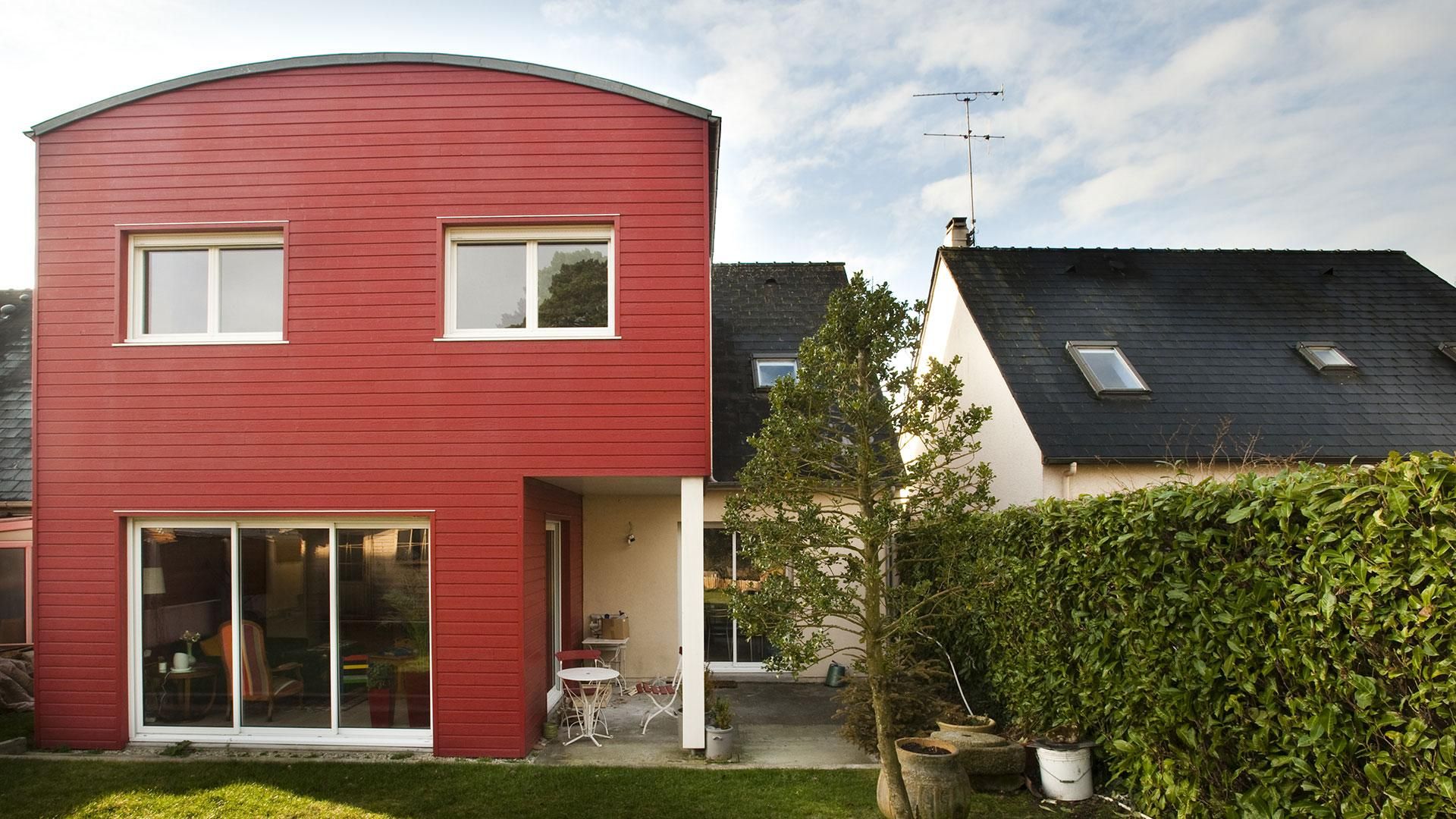 Extension bois avec bardage bois rouge