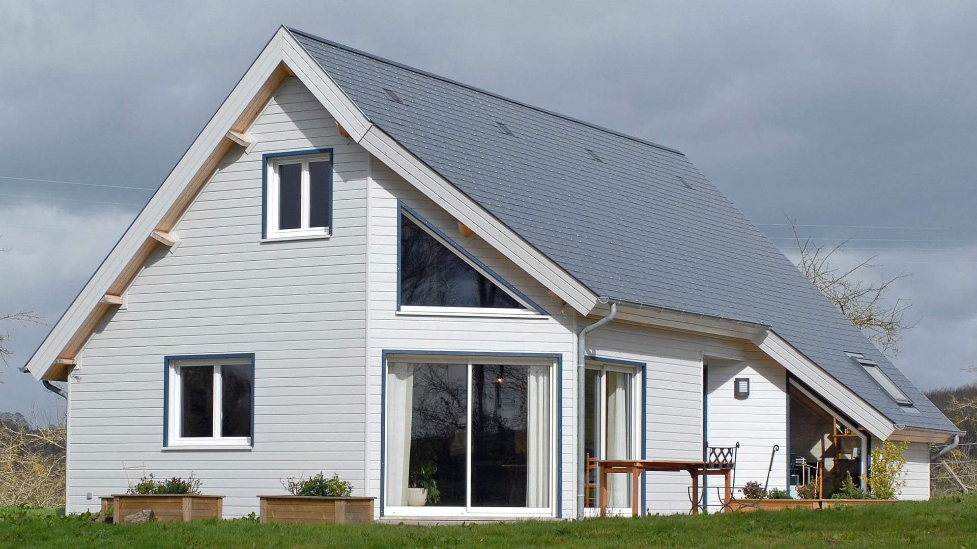 Maison individuelle avec bardage bois gris