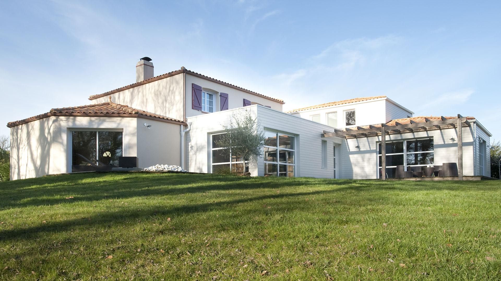 Extension bois avec bardage bois blanc perle