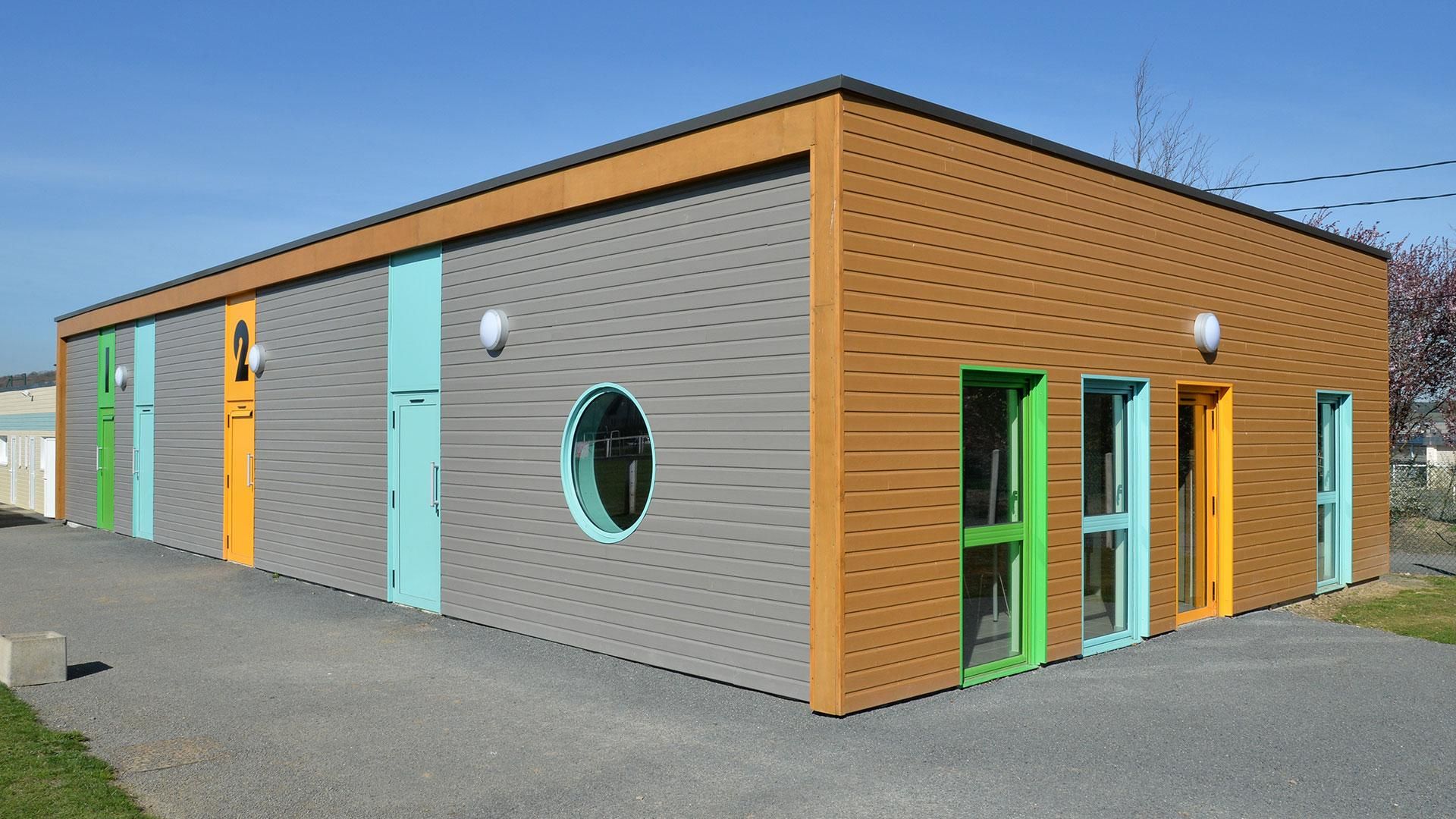 Vestiaires de sport en bardage bois couleur