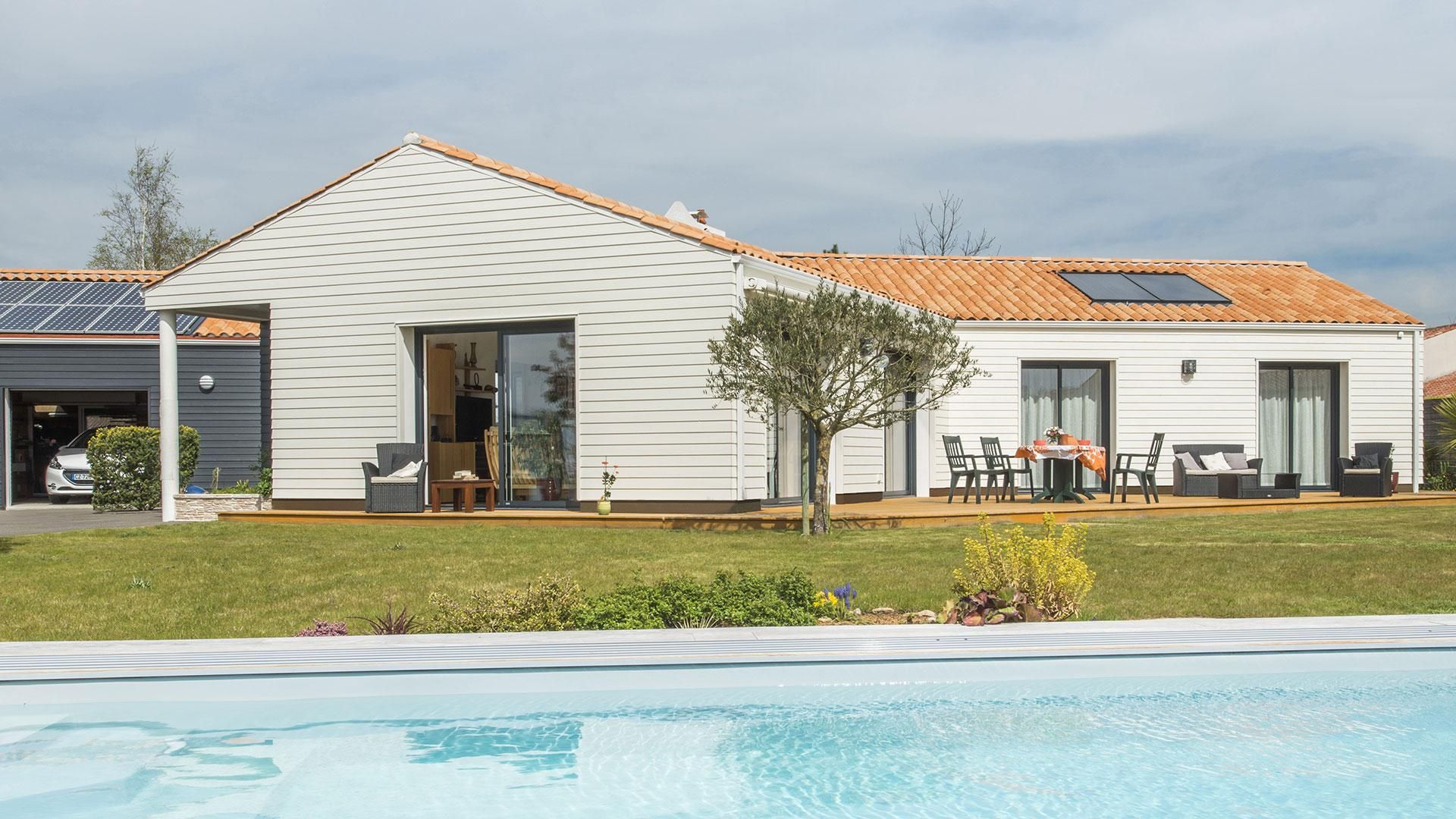 Maison individuelle avec bardage bois blanc et anthracite
