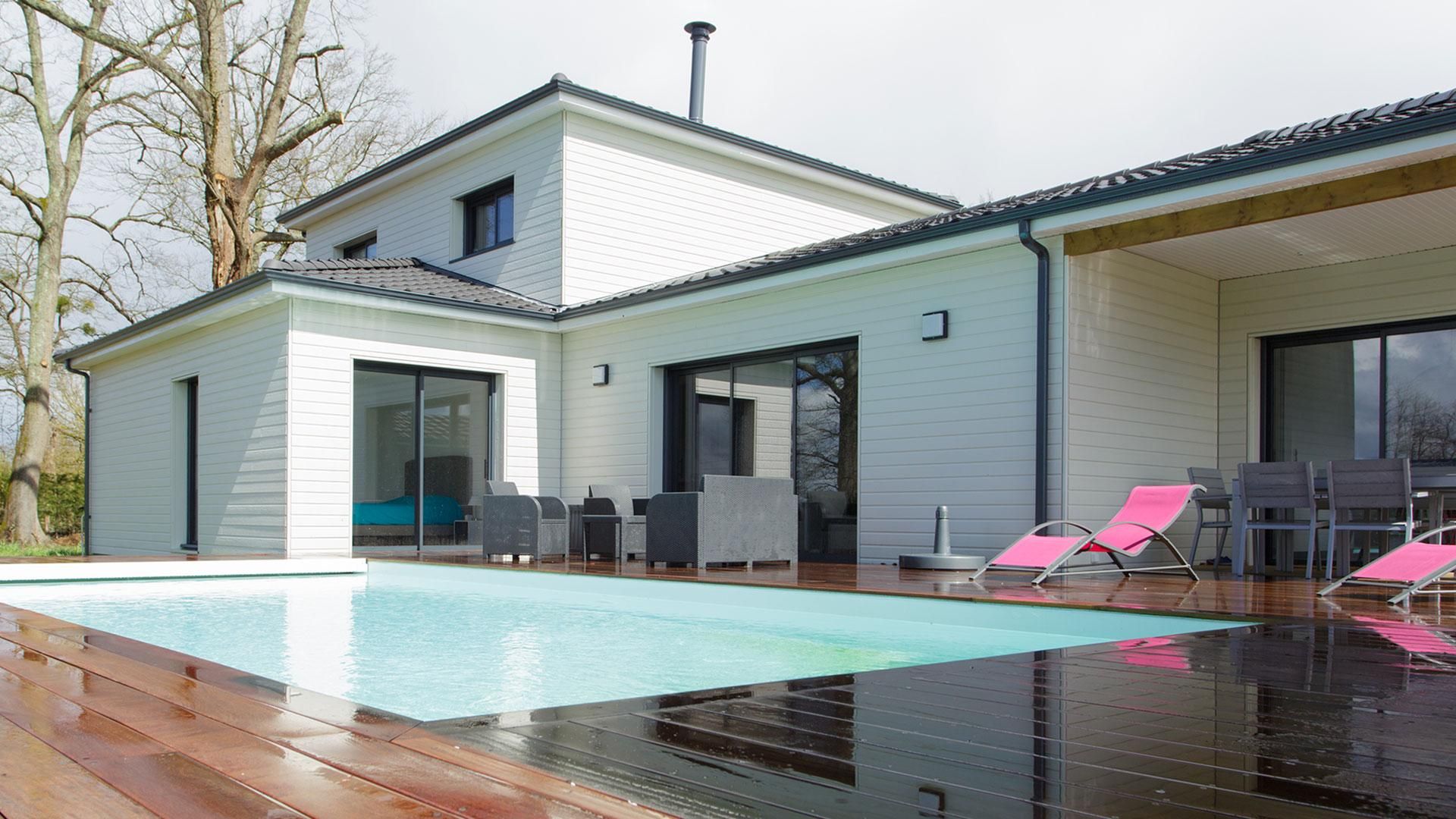 Une maison tout de blanc vêtue